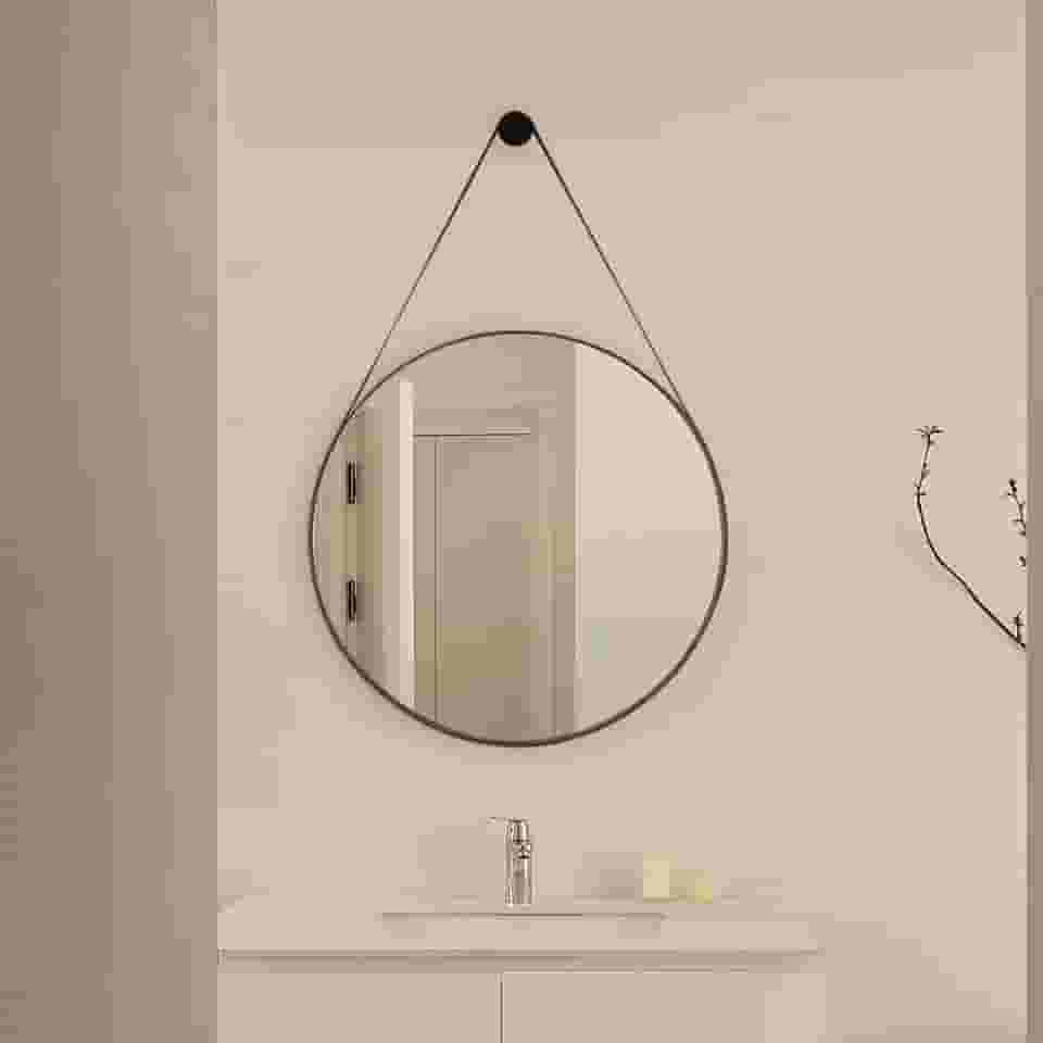 Espelho De Banheiro Decorativo Redondo 50cm com Alça De Couro Preto e Suporte de Fixação para Sala Quarto