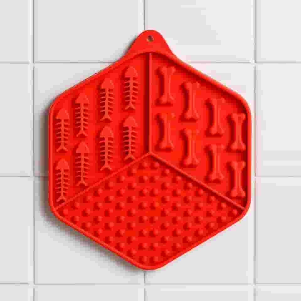 Comedouro Tapete Lambedor de Alimentação Lenta para Cães e Gatos com Ventosas 3 Divisórias e Textura (VERMELHO)