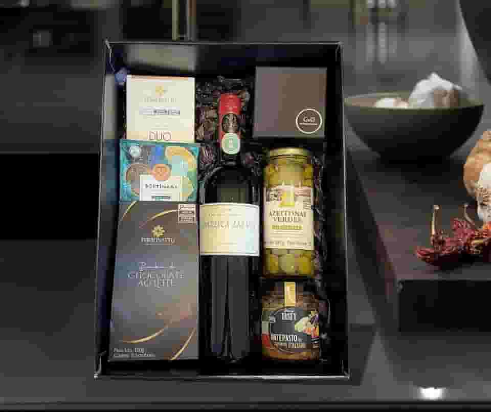 Cesta de Presente Gift G&O Angélica Zapata, Vinho Tinto Cabernet Sauvignon 750ml, Chocolates, Torradas e Queijo Brie