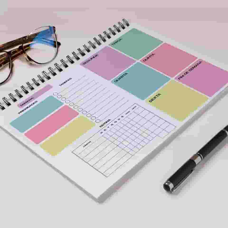 PLANNER SEMANAL PERMANENTE A4 (21x29,7cm) - 52 Folhas (1 Ano) - Bloco de Planejamento de Tarefas e Rotina com Espiral | Organizador de Produtividade Não Datado para Escritório, Estudos e Casa | Capa Transparente