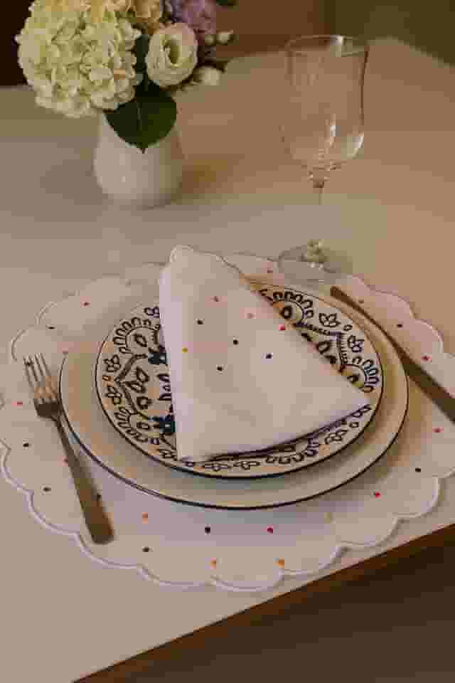 Jogo Americano, 4 Peças com Guardanapos, Bordado Artesanal em Algodão 100%, Branco com Póa Colorido, 36cm Diâmetro