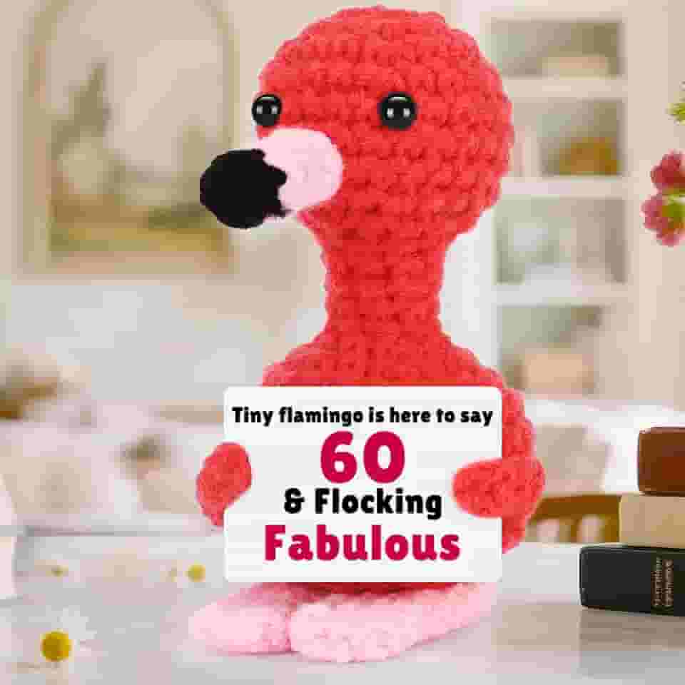 Presentes engraçados de aniversário de 60 anos para mulheres, mãe, avó, irmã, amiga, esposa, colega de trabalho - Feliz aniversário de 60 anos e fabuloso, mini flamingo emocional fofo feito à mão com