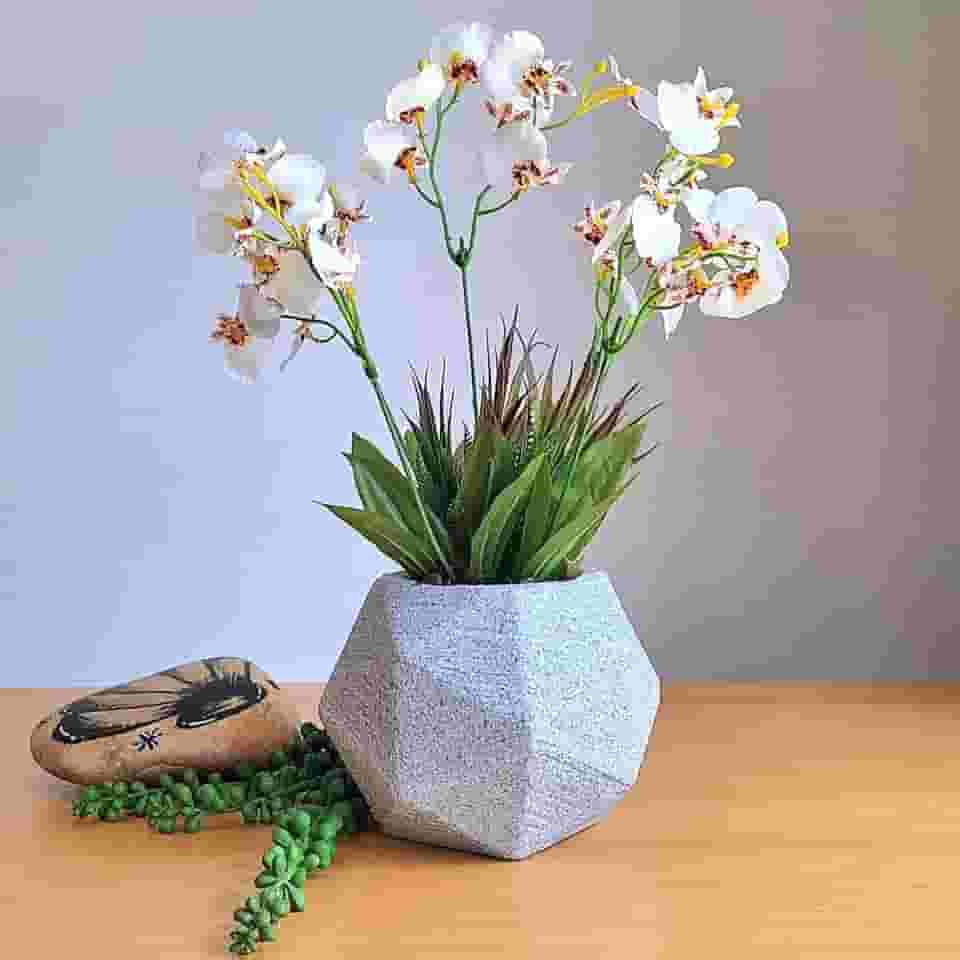 Orquídeas- Arranjo Maresias com orquídeas chuva de Ouro brancas com vaso cinza.