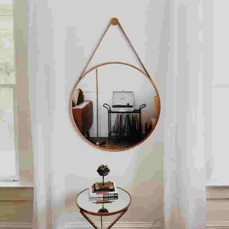 Espelho De Banheiro Decorativo Redondo 50cm com Alça em Couro Caramelo com Pino de Fixação na Parede
