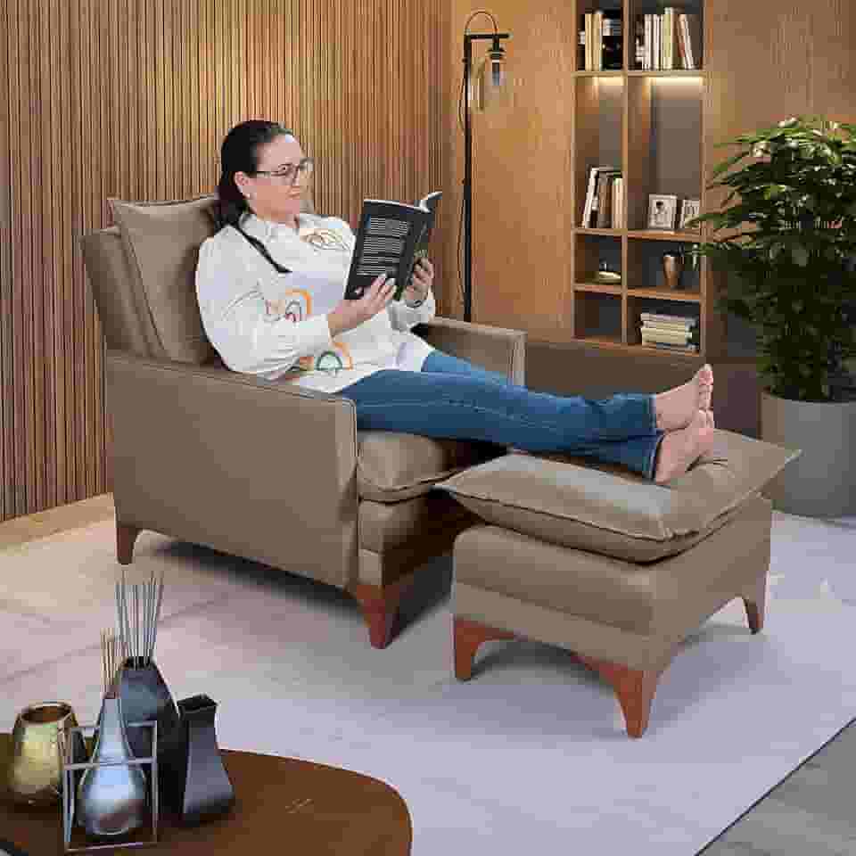 Poltrona Papai Reclinável Munique Veludo Com Puff Banqueta (Chocolate)