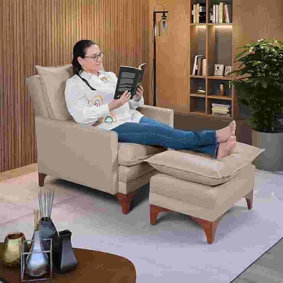 Poltrona Papai Reclinável Munique Veludo Com Puff Banqueta (Palha)