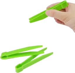 Pinça infantil – Verde - Desenvolve a Coordenação motora fina e preensão 1 Unidade