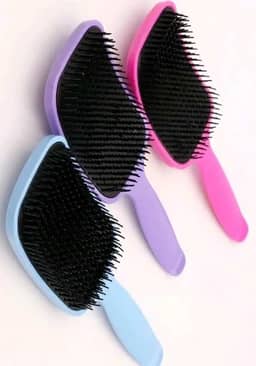 Escova Raquete Desembaraçadora Preta Com Cerda Preta Funcional - Cores Sortidas