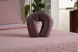 Travesseiro De Pescoço Para Viagens Feito Em Tecido Suede Com Zíper e Enchimento 100% Fibra Siliconada, Confortável, Extra Macio e Durável (Rose)