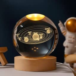 Luminária de Mesa LED Bola de Cristal 3D com Base de Madeira Design Astronômico Gravação a Laser Iluminação Suave USB, Ideal para Decoração de Quarto Escritório e Presente Criativo (SISTEMA SOLAR)
