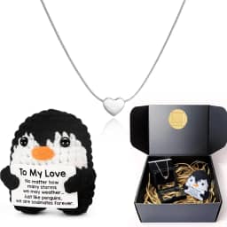 Presente Feminino Romântico Inesquecível Namorada Esposa Dia dos Namorados - Kit Pinguim de Crochê e Colar de Coração em Aço Inoxidável - Embalagem Premium para Surpreender
