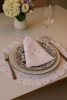 Jogo Americano, 4 Peças com Guardanapos, Bordado Artesanal em Algodão 100%, Branco com Póa Colorido, 36cm Diâmetro