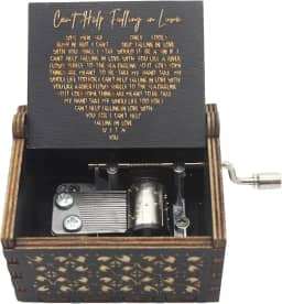 UNIQLED Caixa de Música Preta, de Manivela Vintage Esculpida em Madeira para Presente para o Amor, Namorado, Namorado, Marido, Esposa, Amantes de Aniversário, Dia dos Namorados, Aniversário