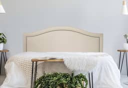 Cabeceira Queen Curva Luxo 160x60 Courino Off White - Tachas Fumê