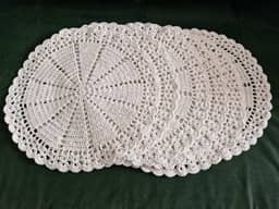 Artesanal Sousplat de Crochê em Barbante, Decorativo Redondo Branco Cru, 34cm de Diâmetro, Kit com 6 Peças