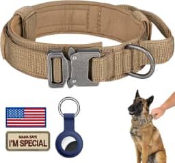 DAGANXI Coleira tática para cães, de nylon de treinamento militar ajustável, com alça de controle e fivela de metal pesado para cães médios e grandes, com adesivos e estojo de Airtags (2GG, marrom)