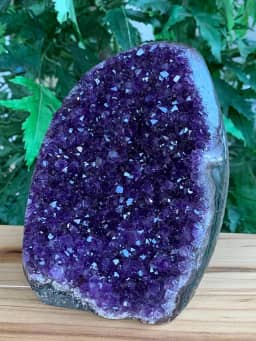 Aglomerado de ametista roxa profunda uruguaia finamente polida com base cortada, geodo de ametista em pé, ametista crua, catedral de ametista, drusa de ametista (0,5-0,7 kg)