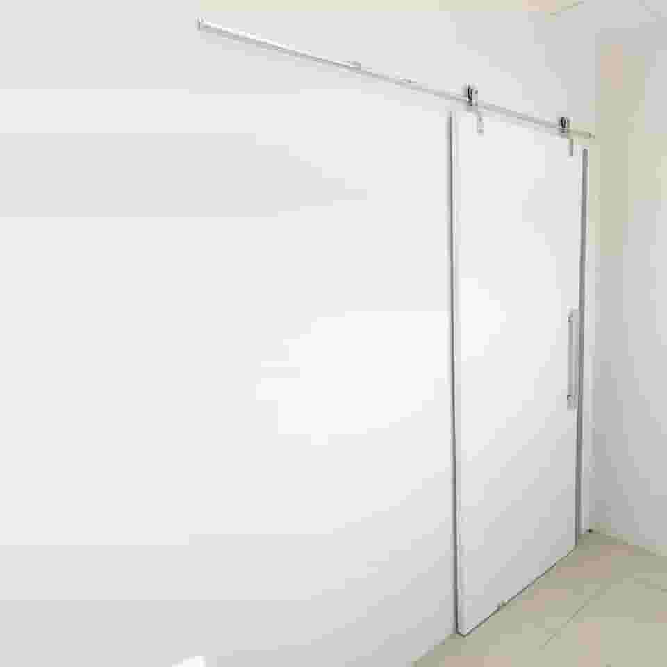 Porta Branca 90cm + Kit De Correr 2m + Puxador Flat Polido