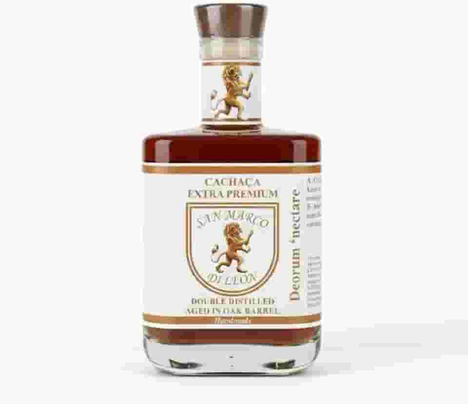 CACHAÇA EXTRA PREMIUM SAN MARCO DI LEON - DESTILAÇÃO DUPLA - ENVELHECIDA EM BARRIL DE CARVÁLHO TOSTA MÉDIA - SABOR SUAVE AMADEIRADO - NOTAS DE BAUNILHA, AMÊNDOAS E MEL - 700 ml 40% vol.