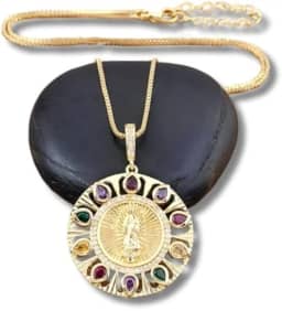 Colar Feminino "Santa Maria" Cravejado com Zircônias, Dourado, Pingente Religioso 30x43mm, Corrente 45cm – Acompanha Bolsa de Veludo