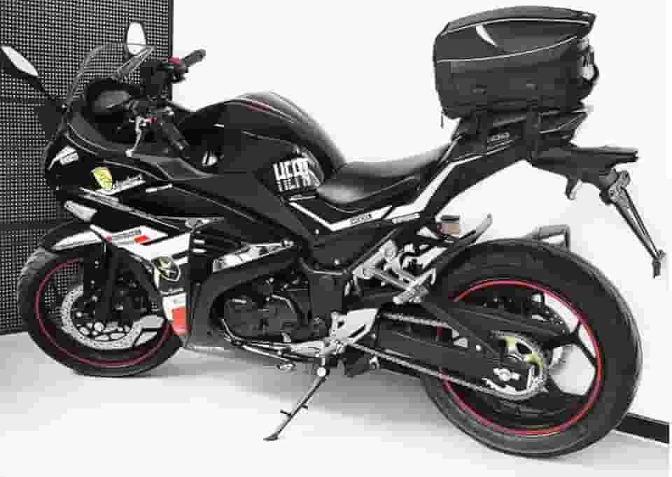 Baú Mochila para Moto Baslu 21L – Impermeável, Porta Capacete, Bolsa Traseira excelente para Viagem e Uso Diário