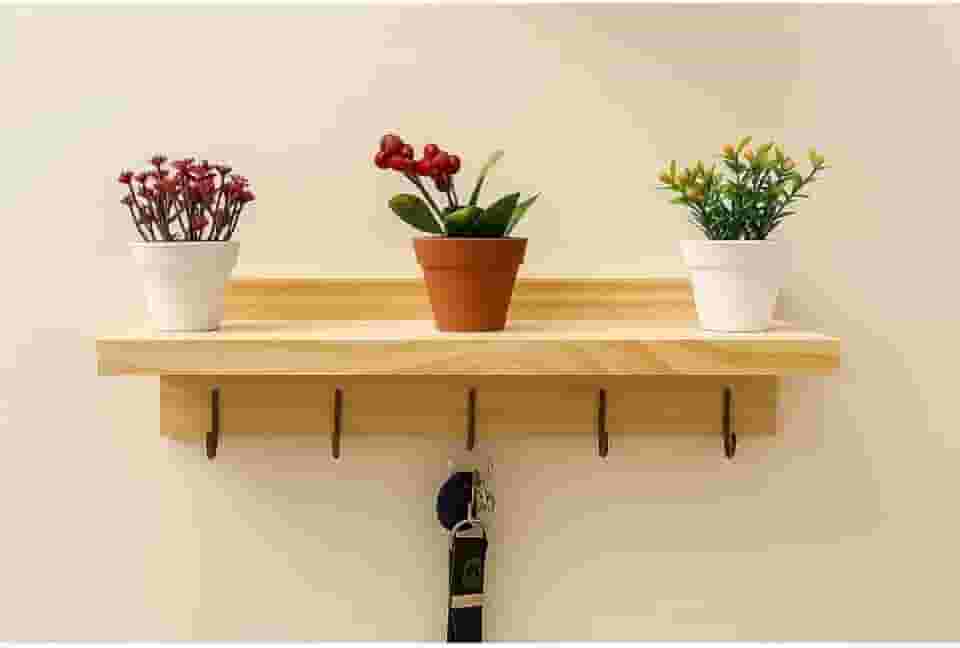 Porta Chaves de Parede em Madeira Rústica com 5 Ganchos – Suporte Organizador para Celular, Cartas e Chaveiros – Pronto para Uso