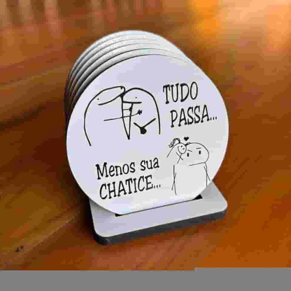 Kit Porta-Copos em MDF com Frases Engraçadas – 6 Unidades com Suporte – Humor Divertido para Mesa, Churrasco, Bar e Presente Criativo