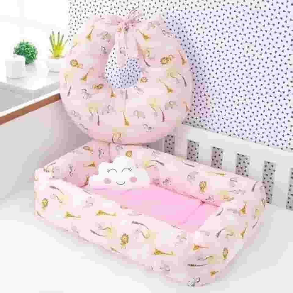 Ninho Redutor de Berço Quadrado com Almofada Nuvem, 70 x 45 cm, Algodão + Almofada para Amamentação, 58 x 55 cm (Safari Rosa)