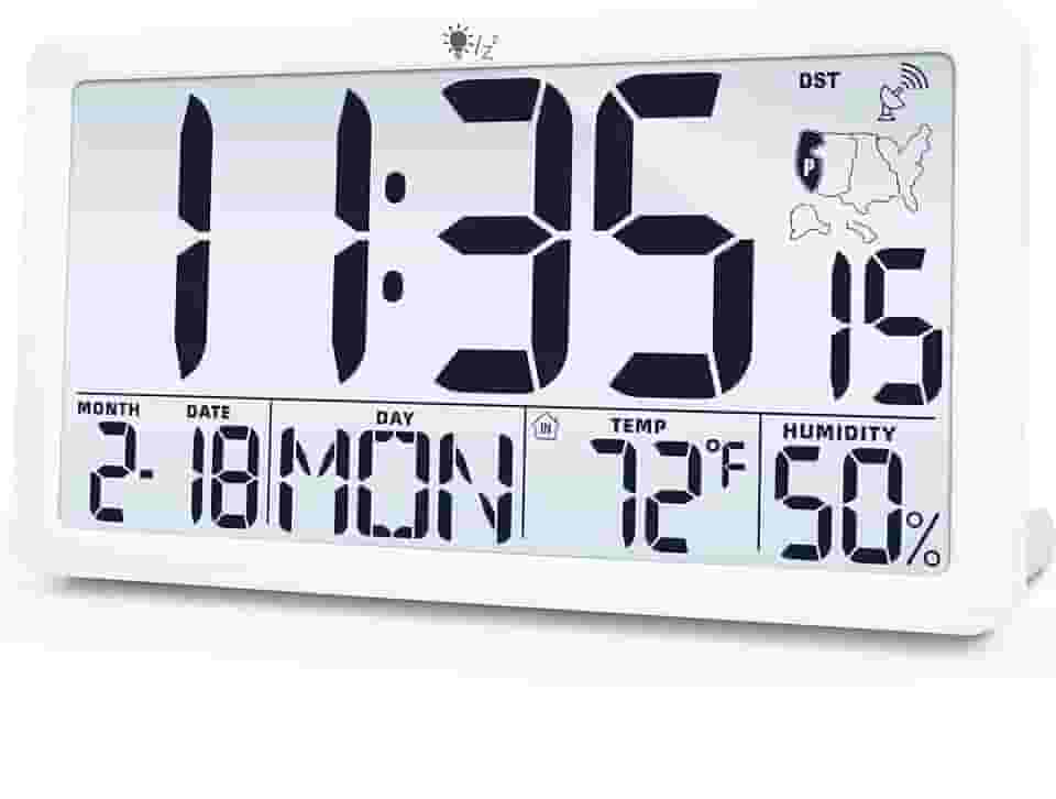 TXL Relógio de parede atômico com luz de fundo, relógio de parede digital operado por bateria com temperatura, umidade e data, visor grande, horário de verão automático, 6 fusos horários (branco)