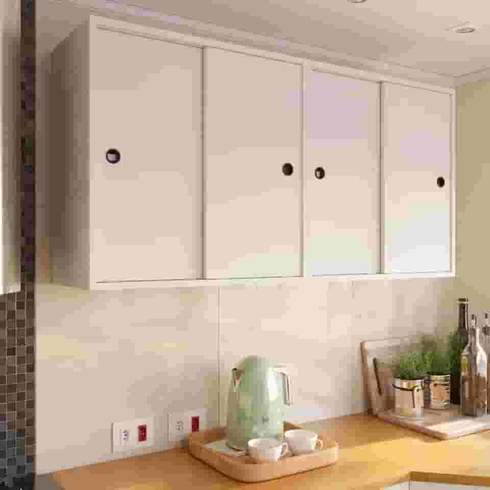 Armario de Quatro Portas Multiuso com Trilhos para Portas Deslizantes (Branco)