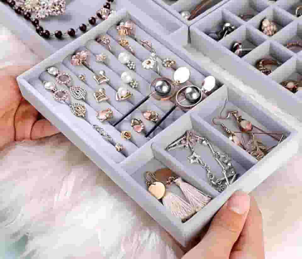 Organizador para Joias Bandeja Empilhável de Veludo Organizador Multiuso de Gavetas e Closet para Anéis, Colares e Acessórios com Sofisticação e Funcionalidade (Cinza)