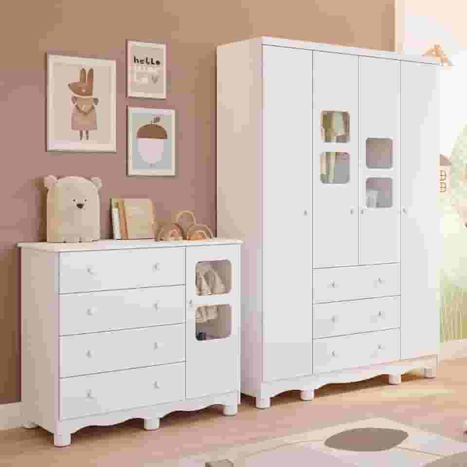 Quarto de Bebê Completo com Guarda Roupa Uli 4 Portas Cômoda Uli 4 Gavetas Móveis Peroba Branco Brilho
