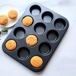 Forma Assadeira de Aço Carbono Antiaderente para Cupcakes com 12 Cavidades + 12 Formas de Silicone