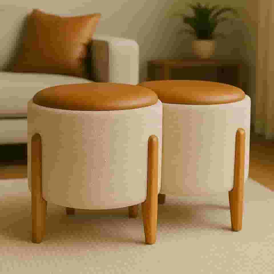 Kit 2 Puff Banquetas Redondo Banco Pufe Assento Macio em Courino Tecido Boucle Decorativo para Sala Escritório Apartamento Soft Lux com Pés em Madeira (Areia/Caramelo)