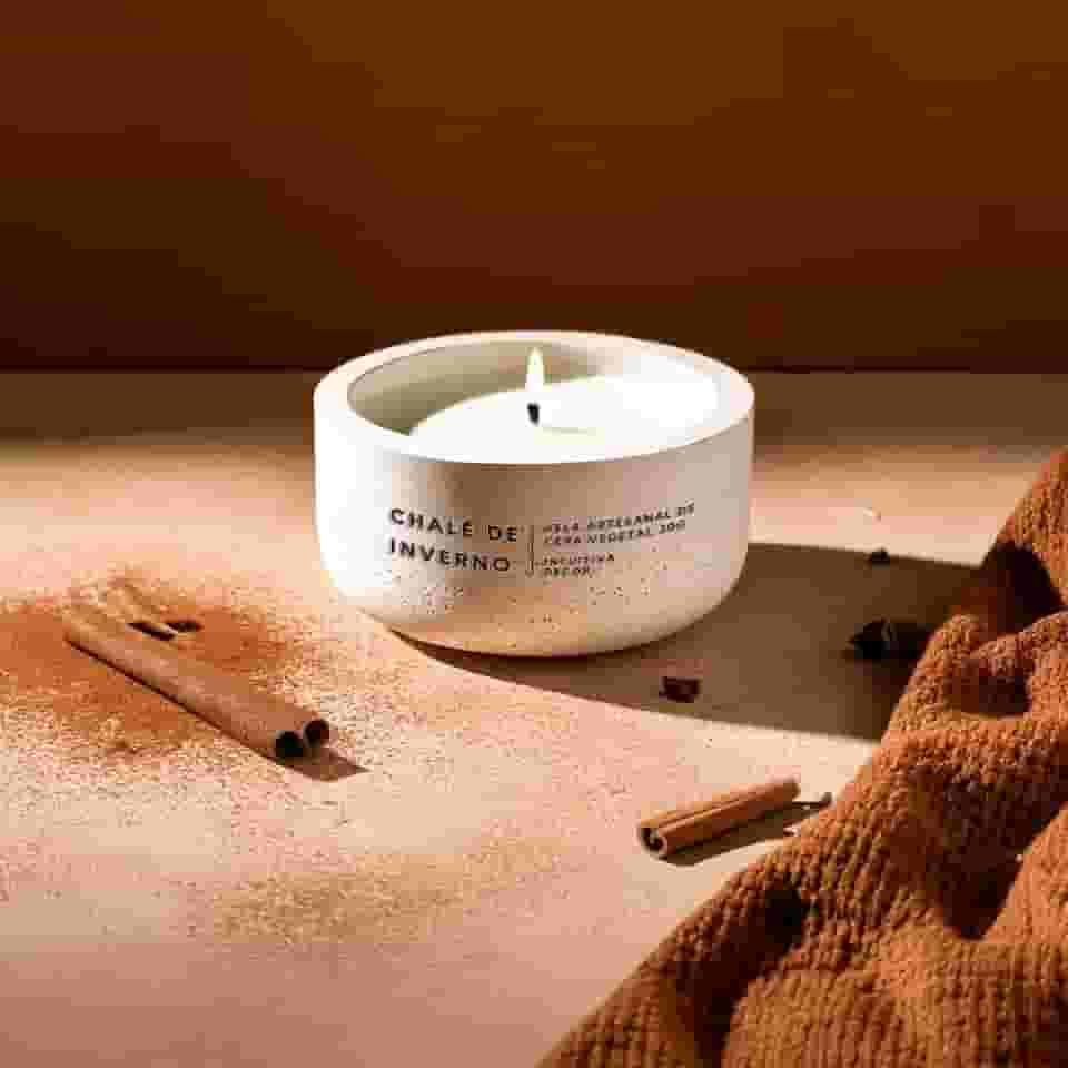 Vela Aromática Chalé de Inverno, 30g, Pote de Concreto Branco Reutilizável, 4-6h de Queima, Intuitiva Decor