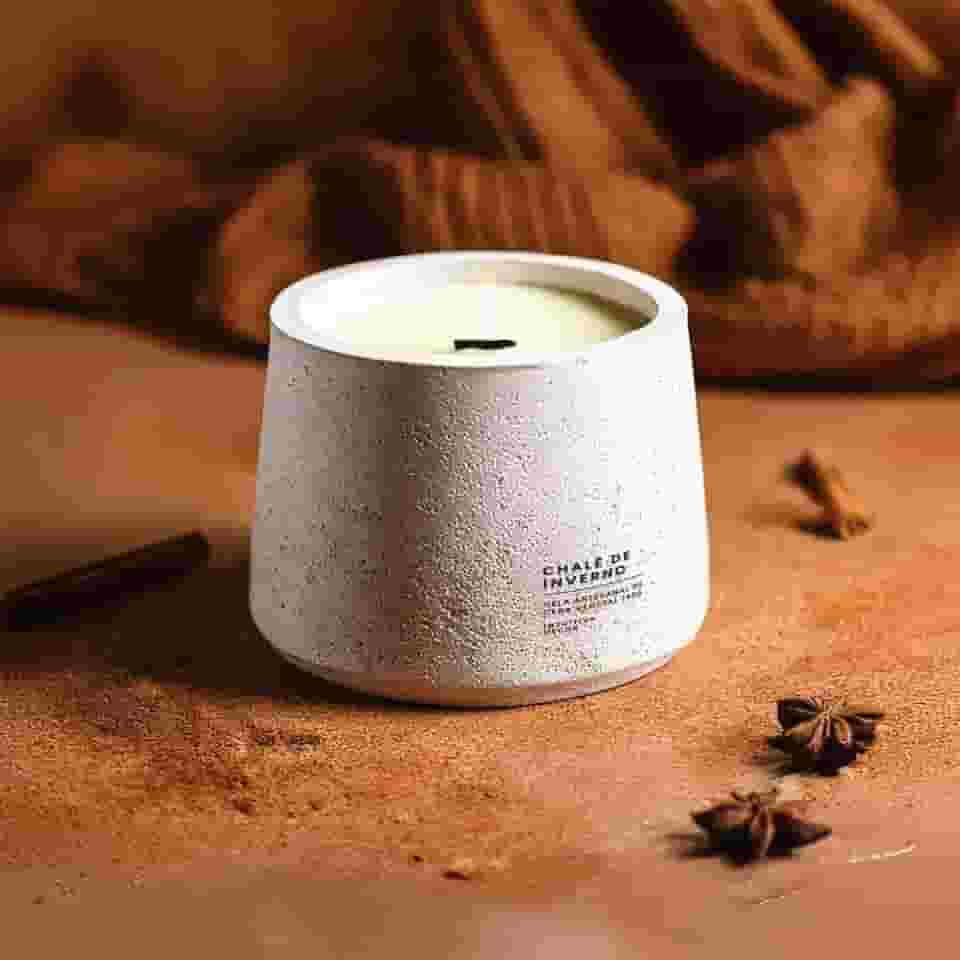 Vela Premium Aromática Chalé de Inverno, 140g, Pote de Concreto Branco, até 34h de Queima, Intuitiva Decor