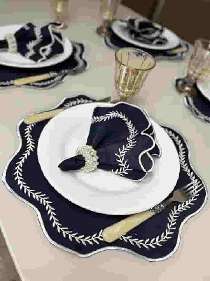 Kit Jogo Americano Paris Com Guardanapo Bordado Mesa Posta Sousplat (Marinho Bord Branco, 8 Peças)