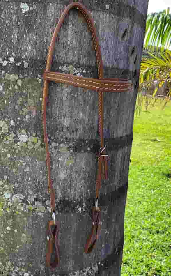 Cabeçada para cavalo -modelo goianinha tradicional em couro legítimo (Cera marrom)